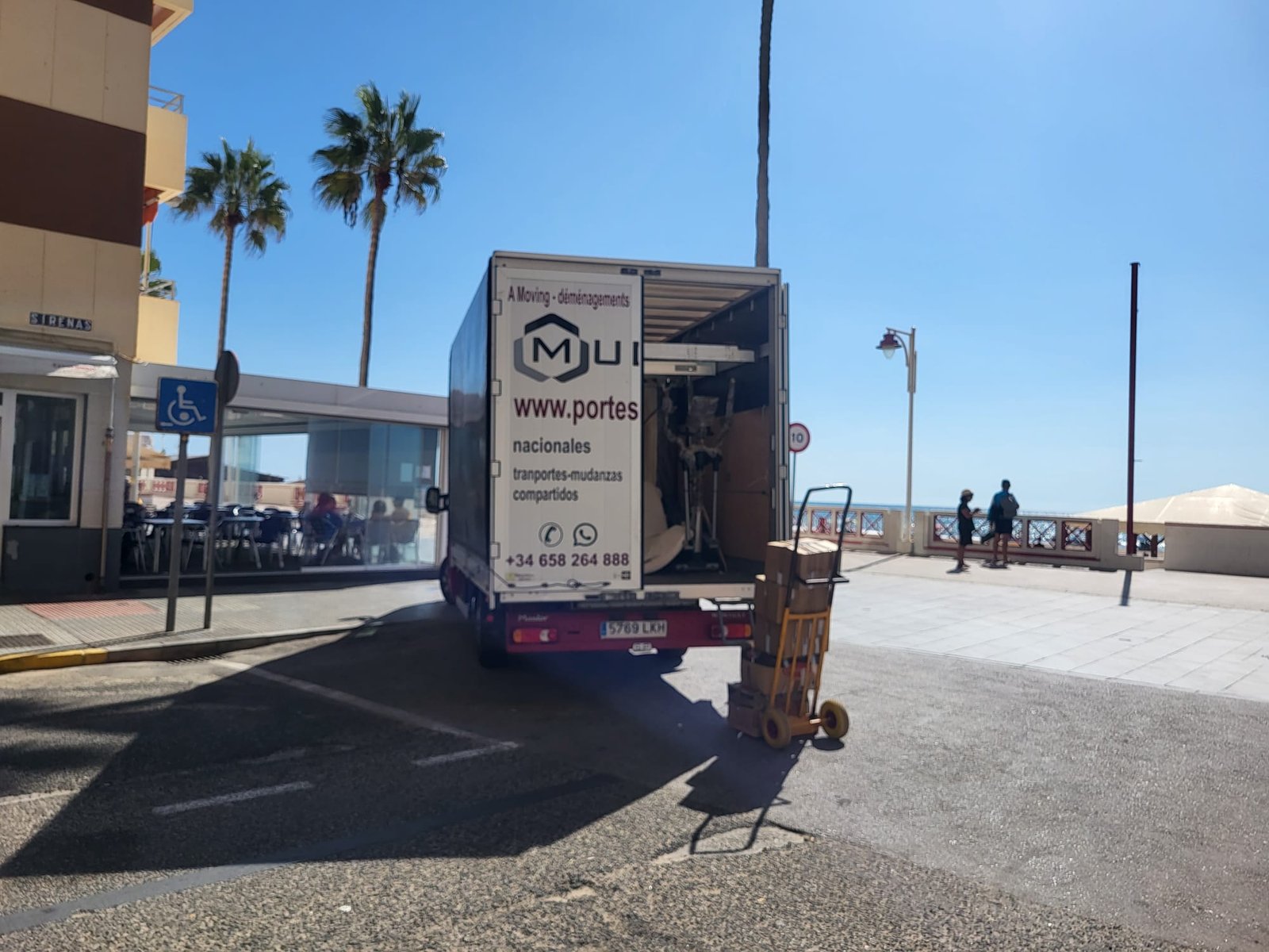 Camión de Mudanzas Mudena en ruta entre León y Madrid