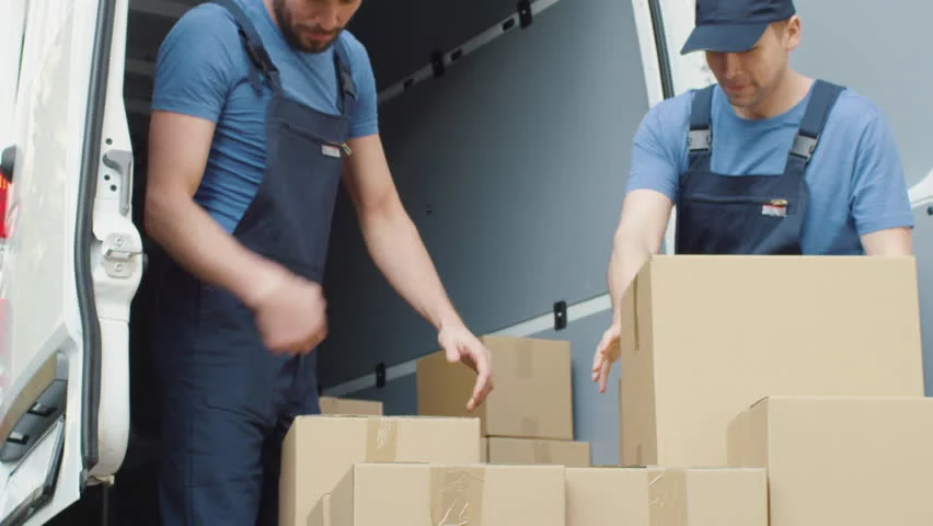 Servicio de alquiler de furgoneta con conductor en León cargando mercancía