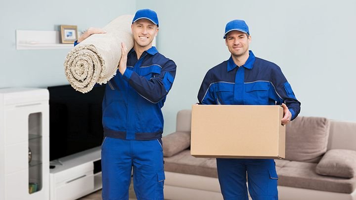 Operarios retirando muebles antiguos de un piso en el centro de León para su vaciado.