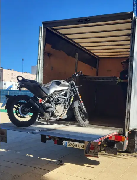 Operario de Mudena Mudanzas y Transportes preparado para realizar una mudanza segura en León