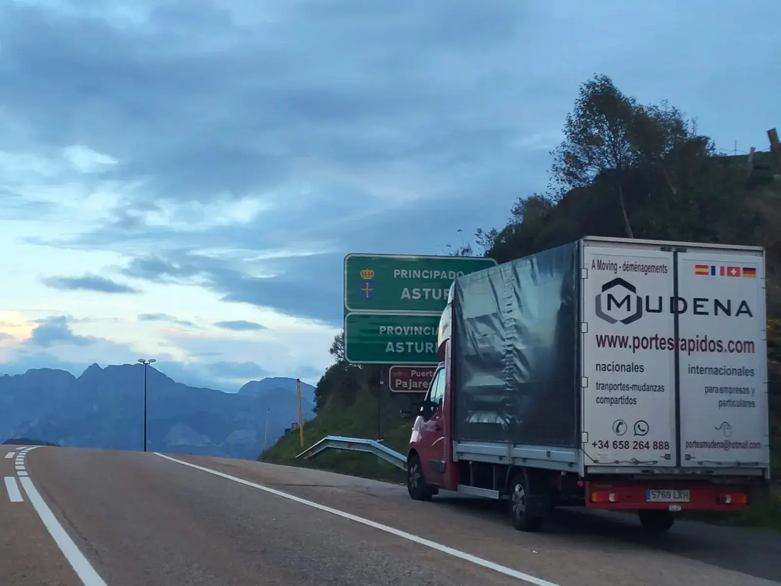 Camión de Mudena Transportes realizando una mudanza económica en León